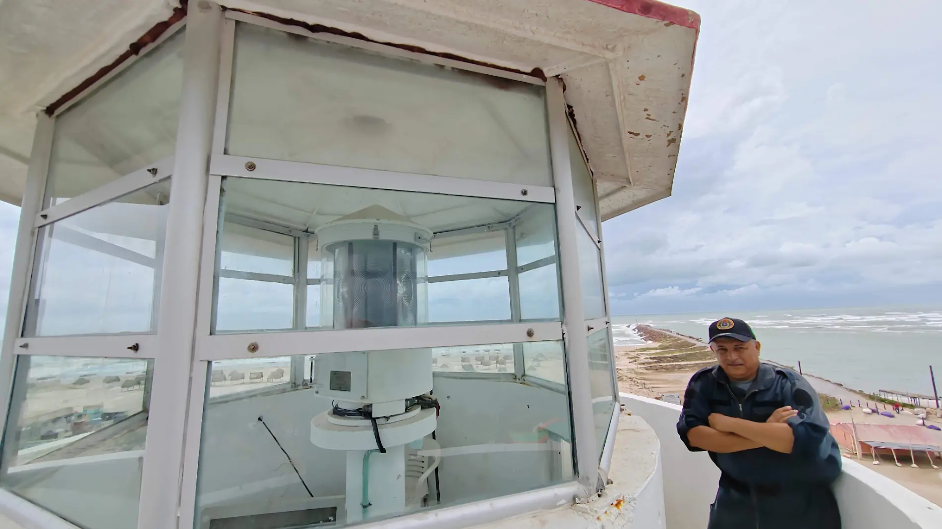 Diego Padilla cuida la costa desde el faro de La Pesca, Tamaulipas: cumple 37 años en el oficio